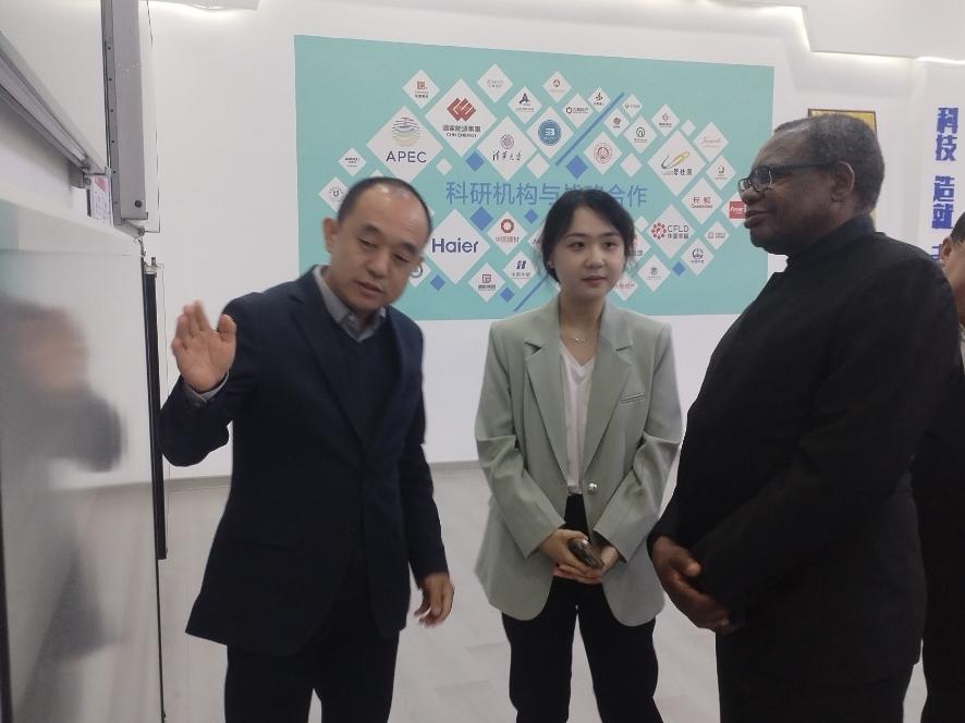 ジンバブエ大使マーティン・チェドンド氏とその代表団がソレツクス・グループを訪問