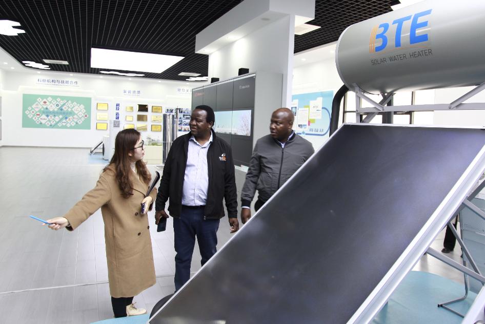 ジンバブエ大使マーティン・チェドンド氏とその代表団がソレツクス・グループを訪問